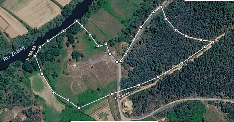 Satellite view with the supplied plot boundary beside the River Zêzere